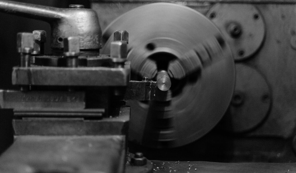 Black and white photo of a manual lathe